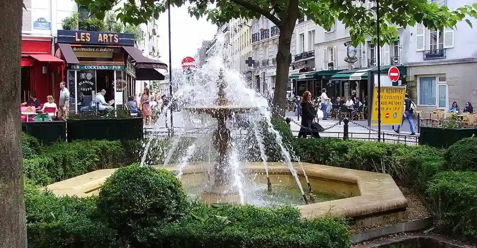 plazas con fuente en paris